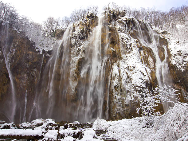 굉장해요 워터풀 - plitvice lakes national park croatia winter sparse 뉴스 사진 이미지