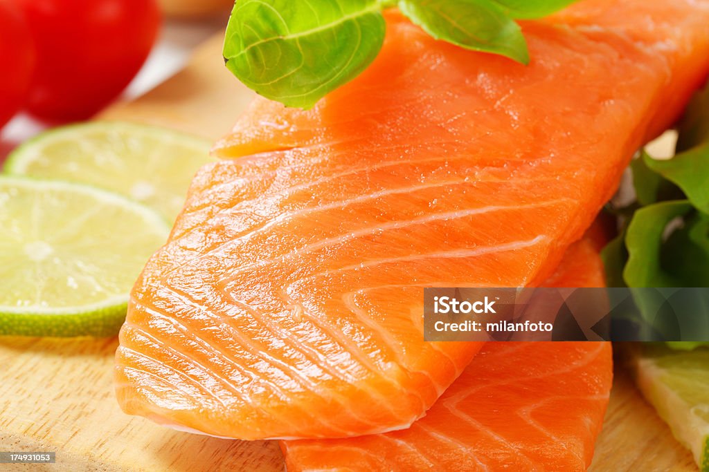 Filé de salmão fresco cru pronto para cozinhar - Foto de stock de Alimentação Saudável royalty-free
