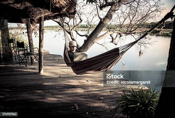 Equilíbrio Entre A Vida Profissional E Pessoal - Fotografias de stock e mais imagens de Computador Portátil - Computador Portátil, Felicidade, Homens