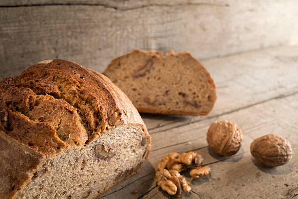 pão de nozes, walnussbrot, brot - walnut bread - fotografias e filmes do acervo