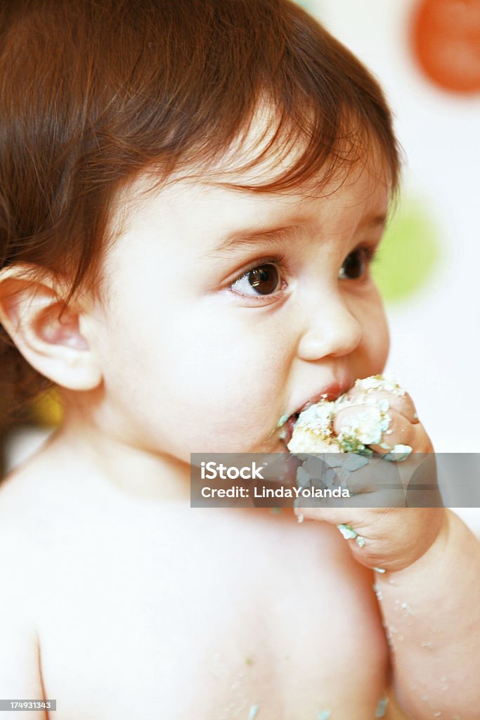 Bebê comer primeiro Bolo de Aniversário - Royalty-free Aniversário Foto de stock
