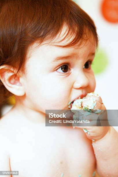 Bebê Comer Primeiro Bolo De Aniversário - Fotografias de stock e mais imagens de Aniversário - Aniversário, Bebé, Bebés Meninos