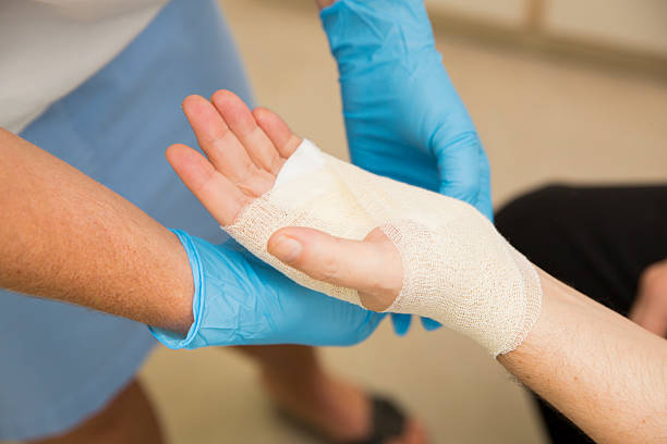 pielęgniarka jest leczenie pacjenta po zespół cieśni nadgarstka operacji - wound nurse carpal tunnel syndrome patient zdjęcia i obrazy z banku zdjęć