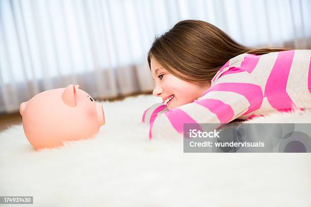 여자아이 루킹 At 돼지 저금통 10-11세에 대한 스톡 사진 및 기타 이미지 - 10-11세, 갈색 머리, 거실