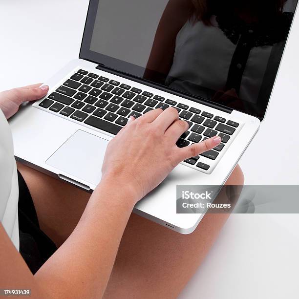 Trabajo En Equipo Foto de stock y más banco de imágenes de Mujeres - Mujeres, Oficio, PC de escritorio