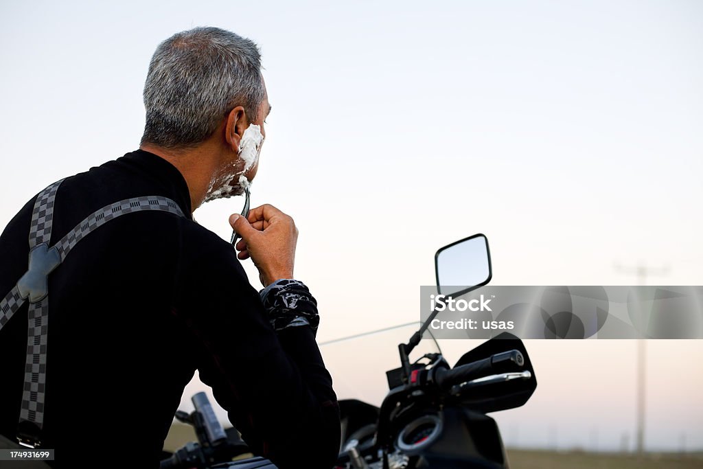 Hombre afeitado con maquinilla de afeitar motociclista en motocicleta espejo - Foto de stock de 40-49 años libre de derechos
