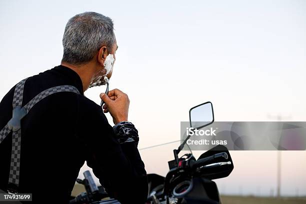 Hombre Afeitado Con Maquinilla De Afeitar Motociclista En Motocicleta Espejo Foto de stock y más banco de imágenes de 40-49 años