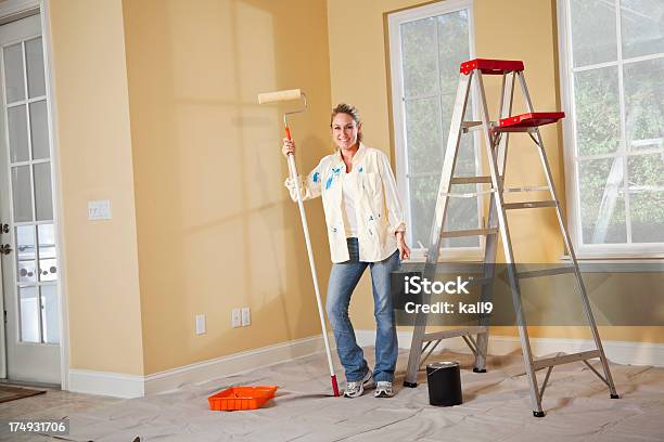 Foto de Mulher Pintura Interior De Casa e mais fotos de stock de Retrato - Retrato, Rolo para Pintar, 30 Anos