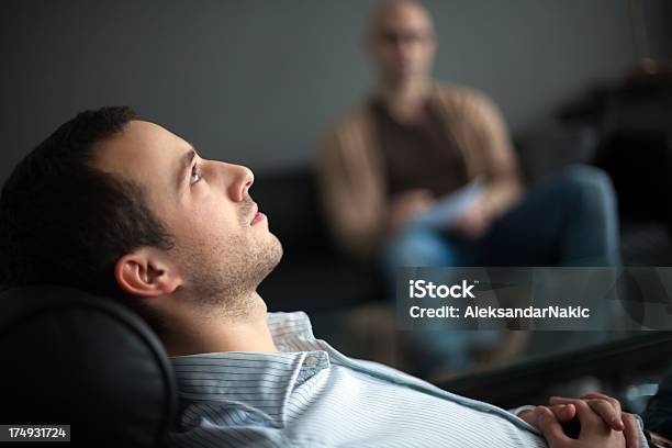 Foto de Terapia e mais fotos de stock de Profissional de saúde mental - Profissional de saúde mental, Deitar, Sofá