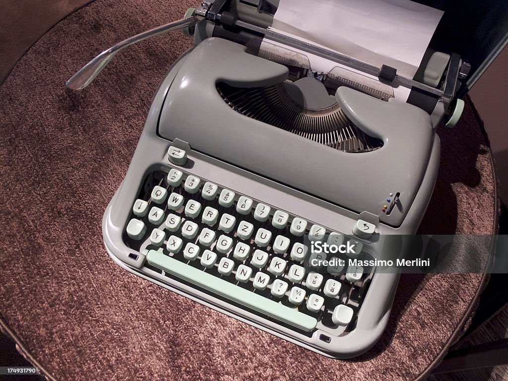 Gris une vieille machine à écrire sur une table Manuel - Photo de Antiquités libre de droits
