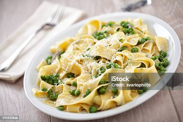 Tagliatelle Com Creme E Ervilhas - Fotografias de stock e mais imagens de Fettuccine - Fettuccine, Garfo, Molho Bechamel