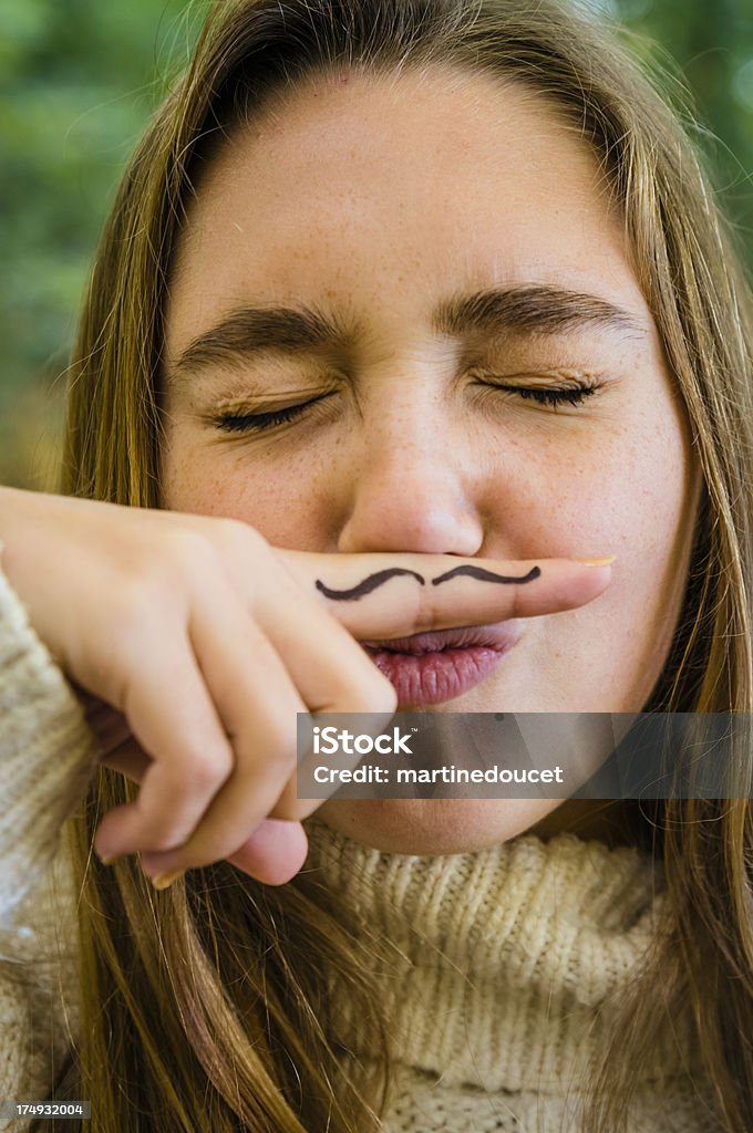 Женщина с присборенными глаза с усы брать под свой нос на палец - Стоковые фото Movember роялти-фри