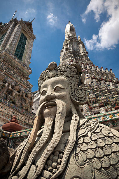 świątynia przez strażnika - wat arun buddhism temple stone zdjęcia i obrazy z banku zdjęć