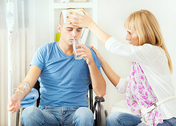 jovem recebendo de quimoterapia em casa - patient massaging cancer leukemia - fotografias e filmes do acervo