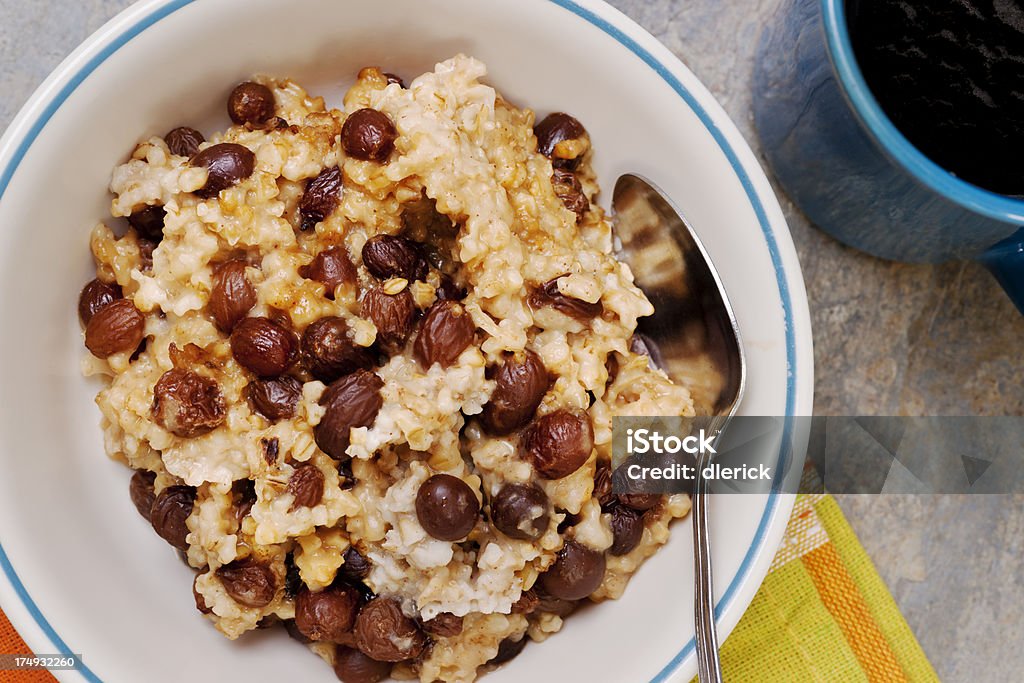 Piedra caliente de tierra de avena con pasas - Foto de stock de Alimento libre de derechos