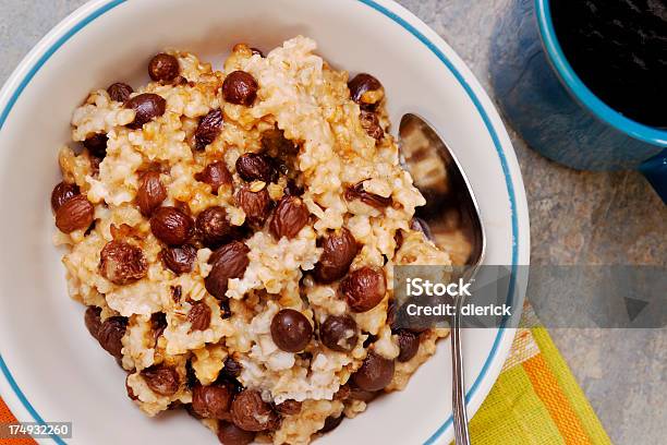 Piedra Caliente De Tierra De Avena Con Pasas Foto de stock y más banco de imágenes de Alimento - Alimento, Alimentos cocinados, Café - Bebida