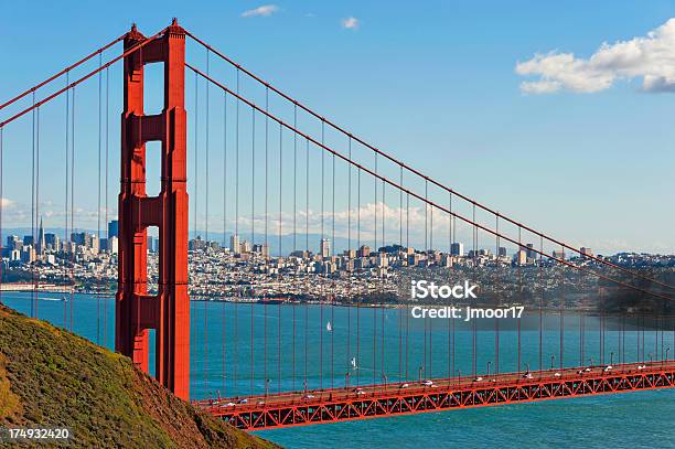 Golden Gate Bridge Con Vista Sulla Città - Fotografie stock e altre immagini di Acqua - Acqua, Ambientazione esterna, Architettura