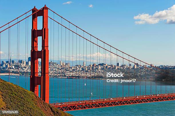 Golden Gate Bridge Com Vista Da Cidade - Fotografias de stock e mais imagens de Ao Ar Livre - Ao Ar Livre, Arquitetura, Baía de São Francisco