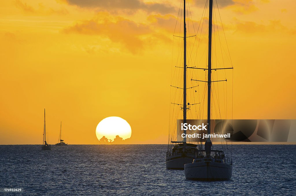 Dourado e Barcos à vela ao pôr do sol do paraíso - Royalty-free Ilhas Turcas e Caicos Foto de stock