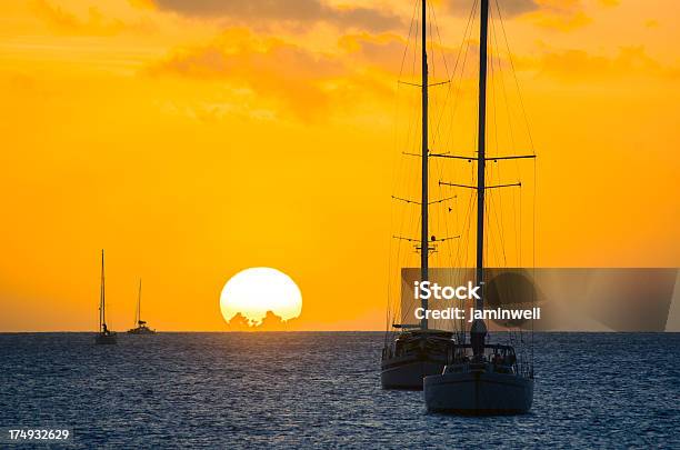 Dourado E Barcos À Vela Ao Pôr Do Sol Do Paraíso - Fotografias de stock e mais imagens de Ilhas Turcas e Caicos - Ilhas Turcas e Caicos, Pôr-do-sol, Caraíbas