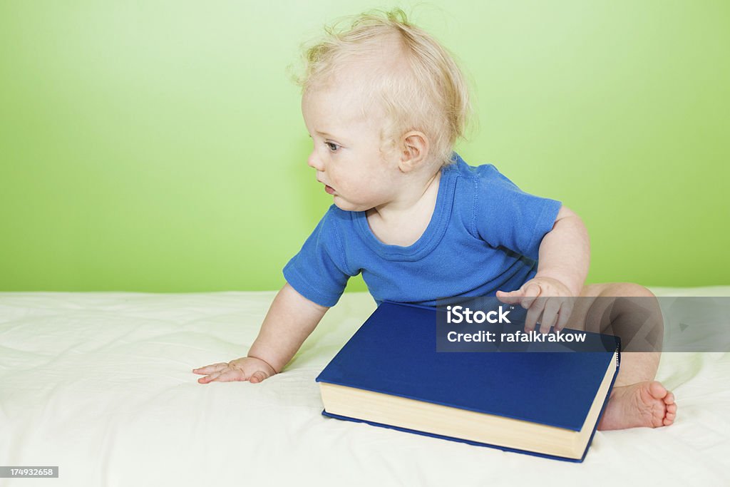 Baby boy mit Buch - Lizenzfrei 6-11 Monate Stock-Foto