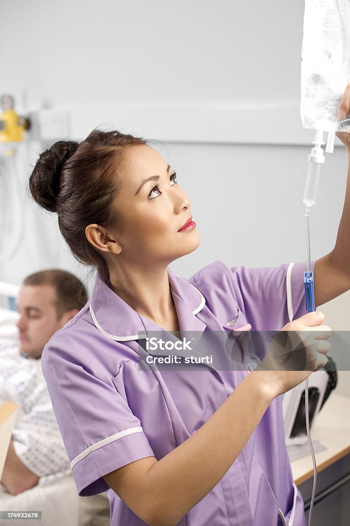 Enfermera de comprobación de goteo - Foto de stock de 20 a 29 años libre de derechos