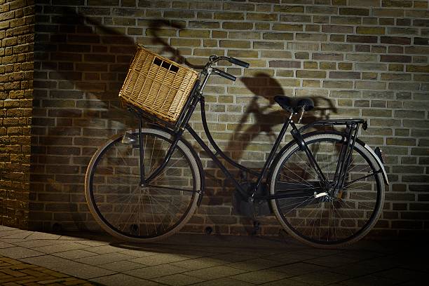 старый велосипед в ночь - bicycle wall green single object стоковые фото и изображения