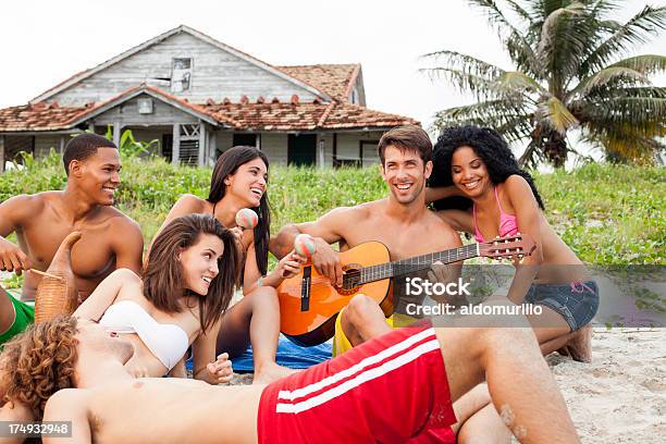 歌やご友人とご一緒にビーチで遊ぶ音楽 - 20代のストックフォトや画像を多数ご用意 - 20代, アフリカ民族, アフリカ系アメリカ人
