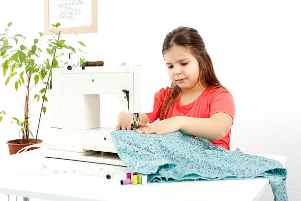 rapariga engraçada de costura - sewing sewing machine machine sewing item imagens e fotografias de stock