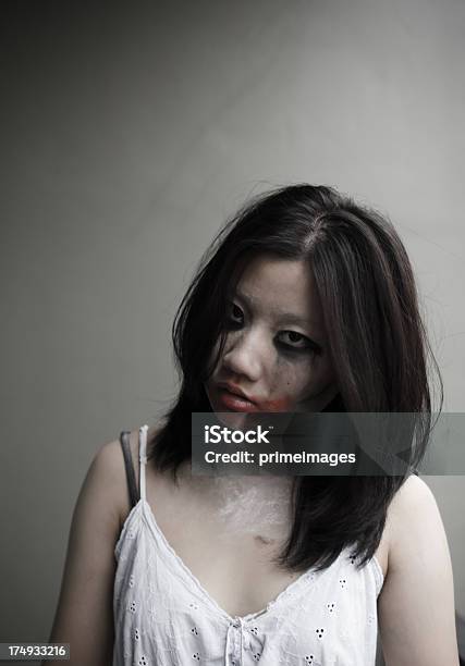 Zombie Mulher - Fotografias de stock e mais imagens de Acordar - Acordar, Adulto, Agressão