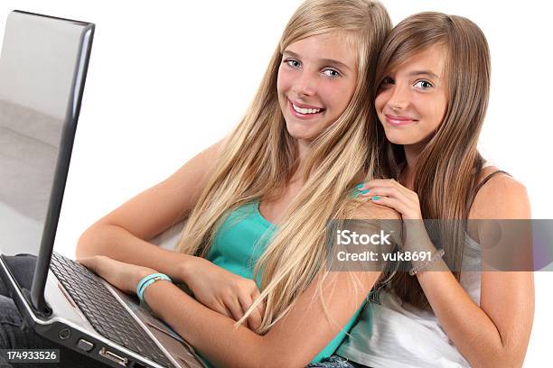 Dwie Nastoletnie Dziewczyny Spędzać Czas Z Laptopa - zdjęcia stockowe i więcej obrazów Adolescencja - Adolescencja, Białe tło, Blond włosy