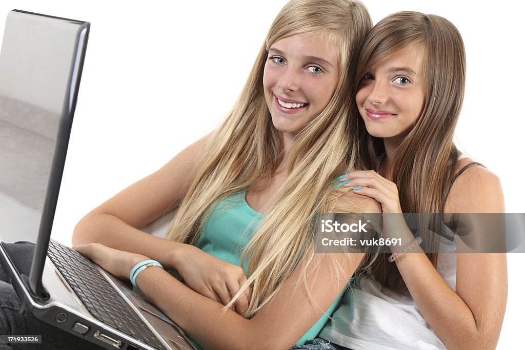 Dois adolescentes meninas passar um tempo com um laptop - Foto de stock de Abraçar royalty-free