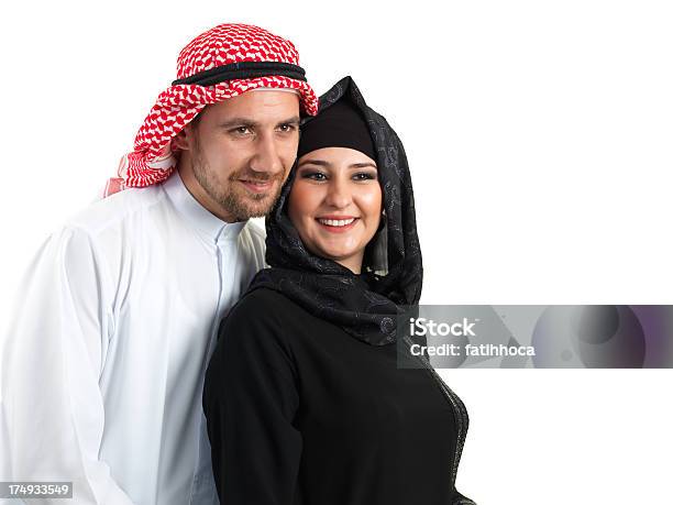Casal Jovem Árabe - Fotografias de stock e mais imagens de 25-29 Anos - 25-29 Anos, Abraçar, Adulto