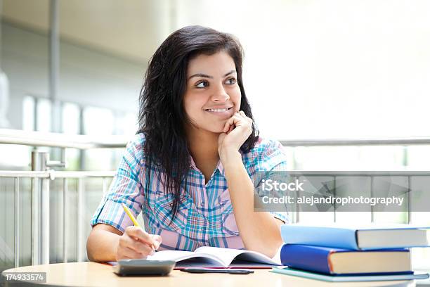 Pretty De Estudiantes Universitarios Haciendo Tareas Foto de stock y más banco de imágenes de Etnia Latinoamericana