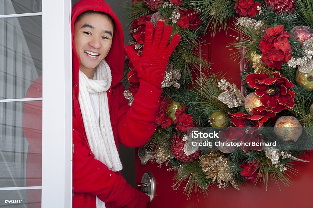 Weihnachten-Junge Erwachsene stehen im Flur - Lizenzfrei Tür Stock-Foto