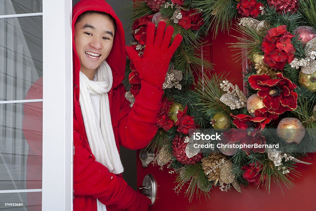 Natal-jovem adulto em pé na porta de entrada - Royalty-free Acenar Foto de stock