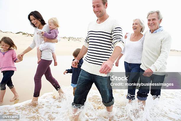 Foto de Várias Gerações De Família Caminhando Ao Longo Da Praia Juntos e mais fotos de stock de Família de várias gerações