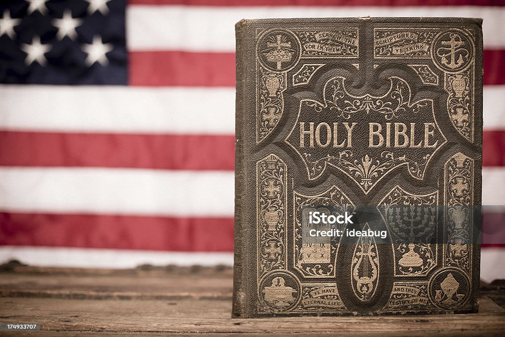 Alten, kunstvoll verzierte Heilige Bibel mit amerikanischer Flagge Backgroun - Lizenzfrei Bibel Stock-Foto