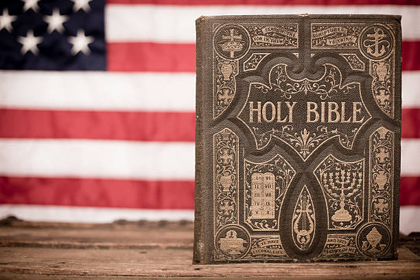 古い、華麗な「バイブル backgroun 、アメリカの旗 - bible american flag flag old fashioned ストックフォトと画像