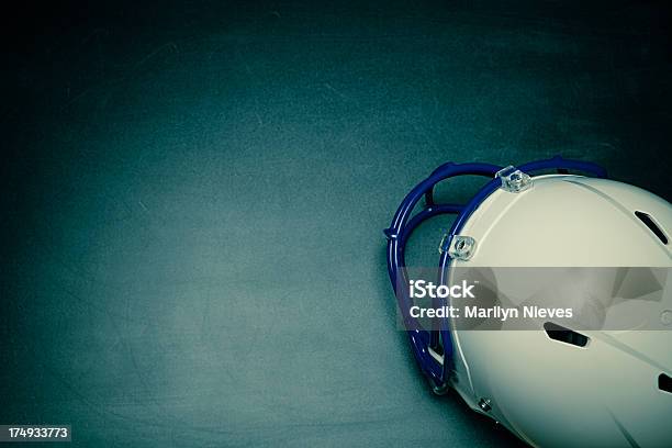 Formazione Di Football - Fotografie stock e altre immagini di Casco da football americano - Casco da football americano, Veduta dall'alto, Aggressione