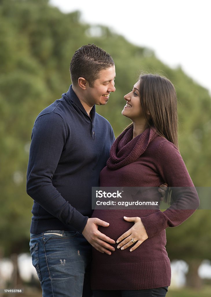 Mujer embarazada con su marido - Foto de stock de Abrazar libre de derechos