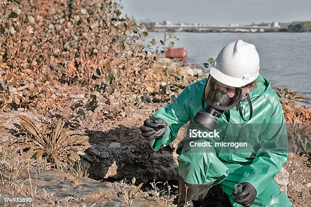 Принимая Образца Polluted Грязи — стоковые фотографии и другие картинки Медицинский образец - Медицинский образец, Защитный костюм, Мужчины