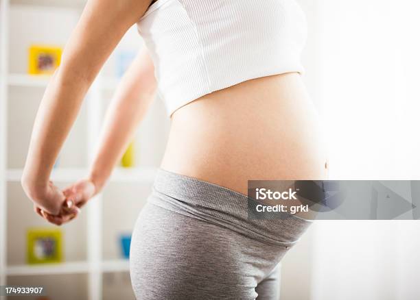 임산부 거실에 대한 스톡 사진 및 기타 이미지 - 거실, 몸 가꾸기, 백인종