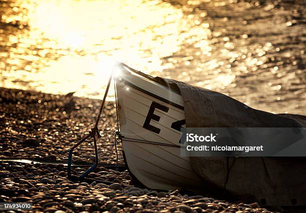 Barco De Pesca Com Sunflare - Fotografias de stock e mais imagens de Amarelo - Amarelo, Ao Ar Livre, Budleigh