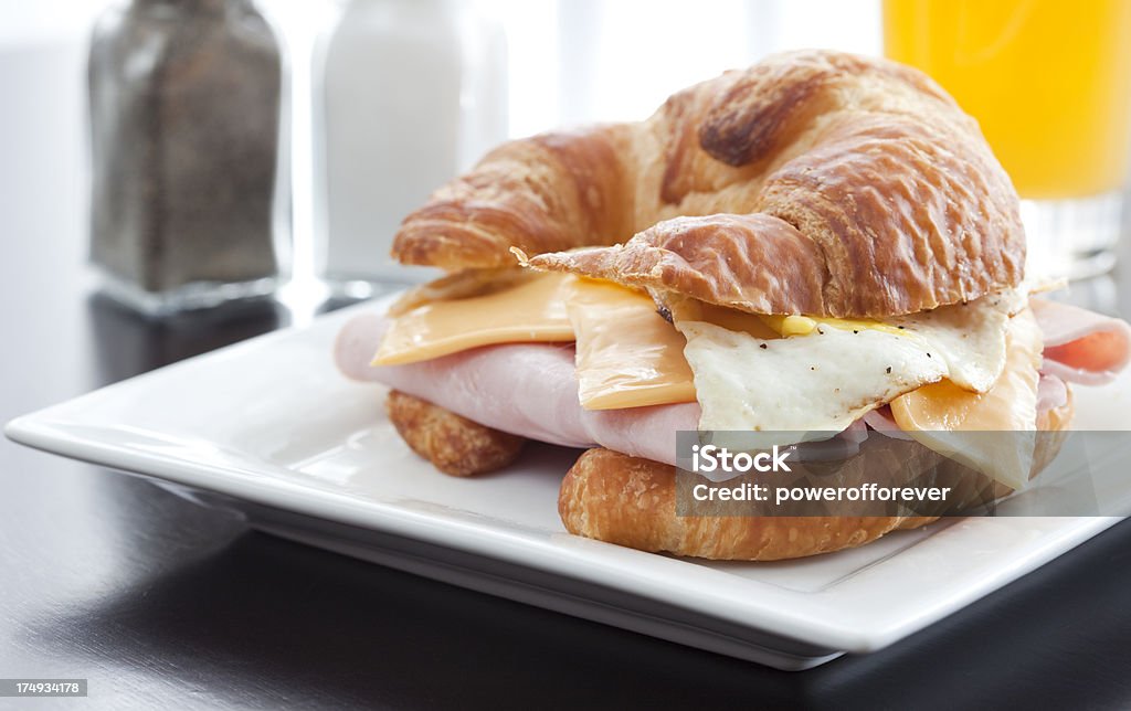 Croissant do pequeno-almoço Sanduíche - Royalty-free Croissant Foto de stock