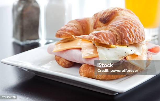 Croissant Do Pequenoalmoço Sanduíche - Fotografias de stock e mais imagens de Croissant - Croissant, Ovo, Presunto