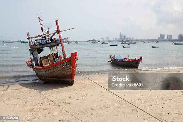 Photo libre de droit de Les Bateaux De Pêche Sur La Plage banque d'images et plus d'images libres de droit de Activité de loisirs - Activité de loisirs, Asie, Baie - Eau