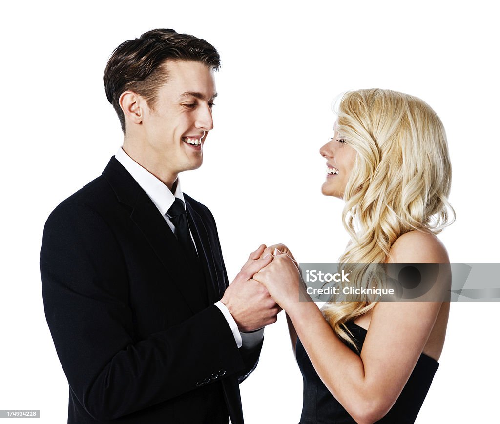 Prêt pour la fête de fin d'études secondaires: Joli jeune couple tenant les mains souriant - Photo de Fête de fin d'études secondaires libre de droits