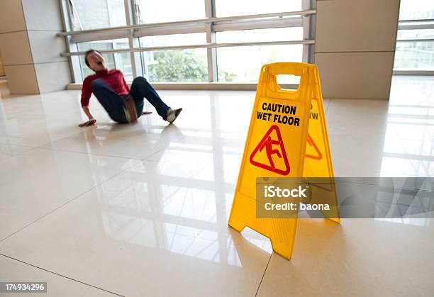 Wem Stockfoto und mehr Bilder von Achtung Frisch Gewischt - Achtung Frisch Gewischt, Fallen, Flughafen