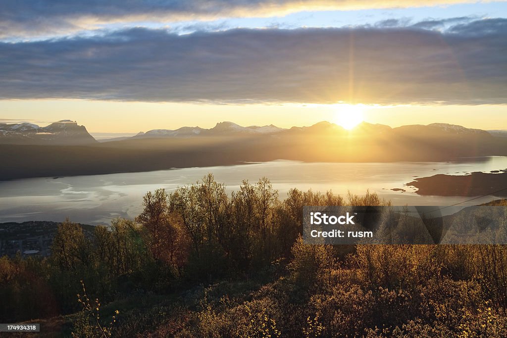 Sol da meia-noite, Narvik, Noruega - Foto de stock de Narvik royalty-free